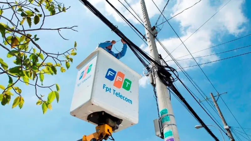 Kỹ thuật viên FPT lắp đặt wifi tận nhà tại Hà Nội